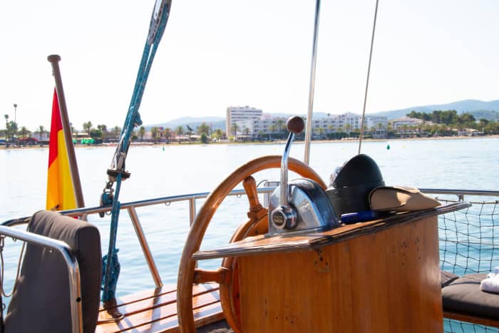 Verken Sant Antoni de Portmany en geniet van een hele dag zeilen op een zeilboot.