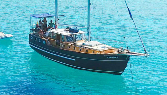 Verken Sant Antoni de Portmany en geniet van een hele dag zeilen op een zeilboot.