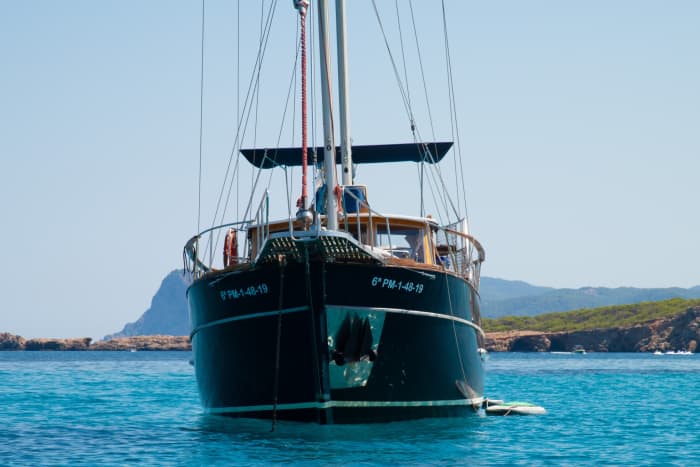 Verken Sant Antoni de Portmany en geniet van een hele dag zeilen op een zeilboot.