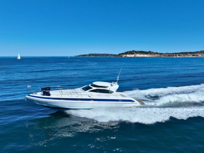 Una puesta de sol inolvidable en un yate de 18 metros en el Golfo de Saint-Tropez.