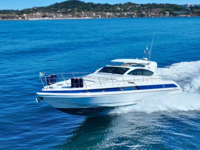 Una puesta de sol inolvidable en un yate de 18 metros en el Golfo de Saint-Tropez.