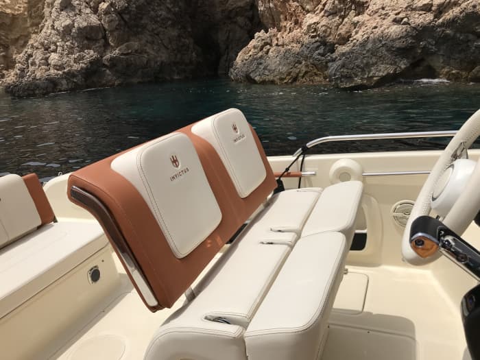 Entdecken Sie die Küste von Santa Eulalia del Río: Ein kompletter Tagesausflug an Bord eines Motorboots