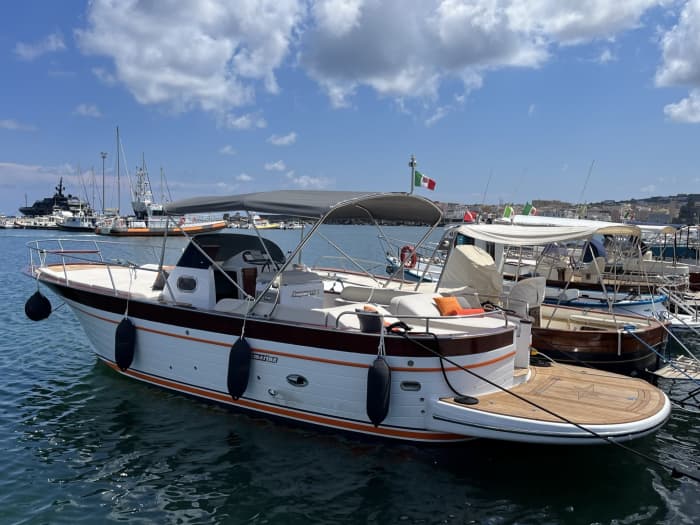 Profitez d'une excursion de 7 heures en bateau à moteur pour explorer Pantelleria.