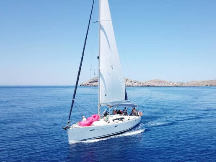 Entfliehen Sie den Massen und erleben Sie Kreta auf umweltfreundliche Weise: per Segelboot.