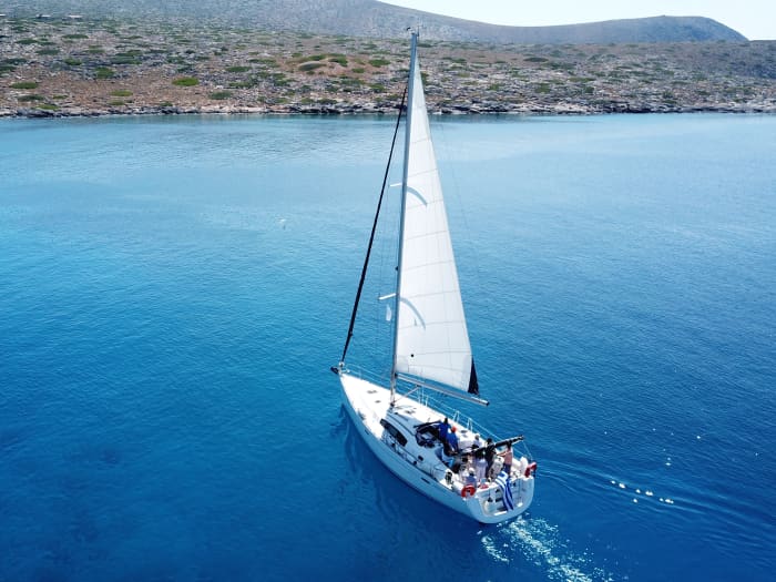 Entfliehen Sie den Massen und erleben Sie Kreta auf umweltfreundliche Weise: per Segelboot.