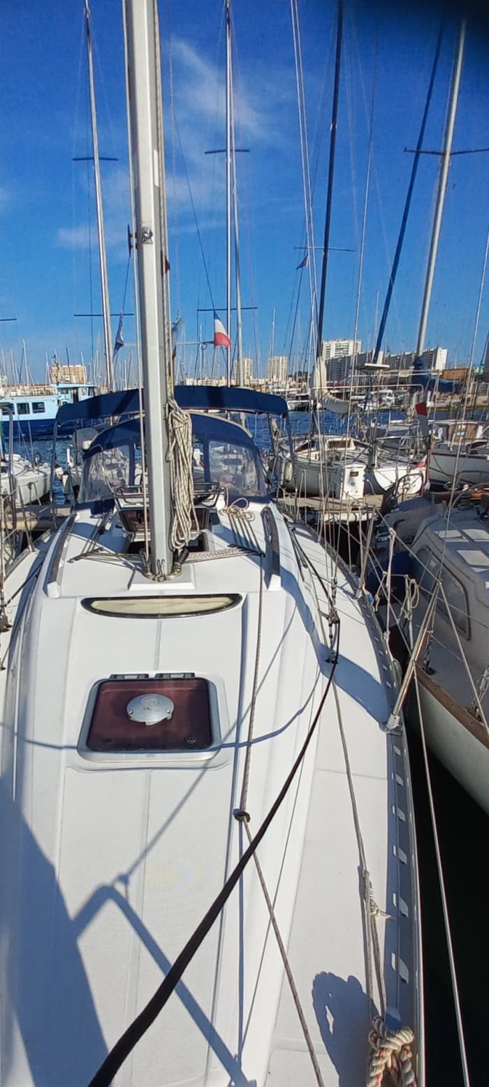 Desfrute de um dia no mar em Toulon a bordo de um veleiro.