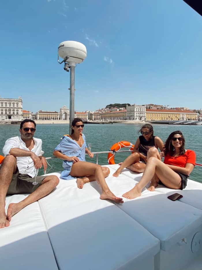 Private 4-hour tour with two catamarans in Lisbon