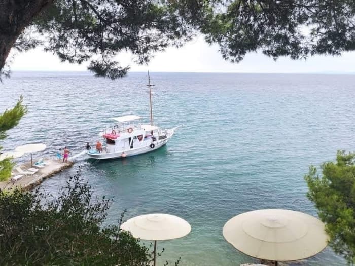 Eleganz auf See: Entdecken Sie Ormos Panagias an Bord einer luxuriösen Gulet.