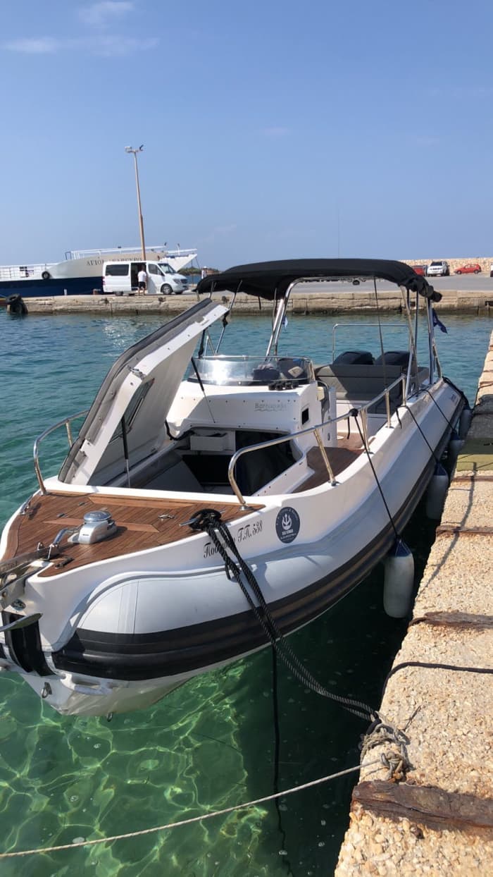 A legendary experience: 4h to discover Paros on a motorboat