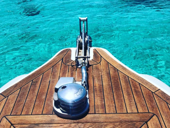 A legendary experience: 4h to discover Paros on a motorboat