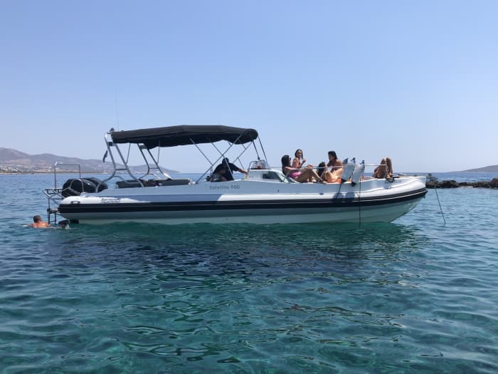 A legendary experience: 4h to discover Paros on a motorboat