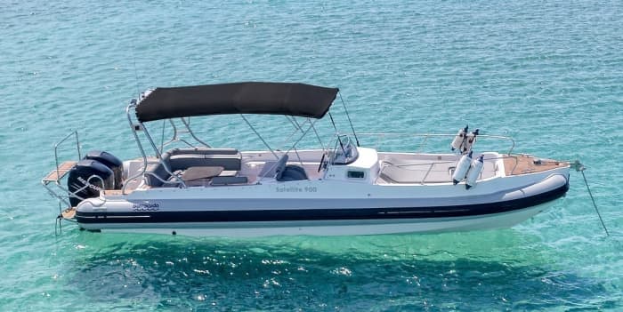 A legendary experience: 4h to discover Paros on a motorboat