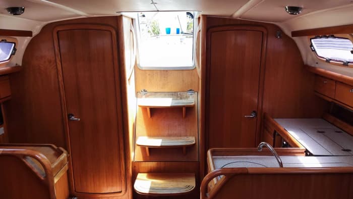 Pon rumbo a la alegría: Un día completo de navegación auténtica en Torrevieja a bordo de un velero.