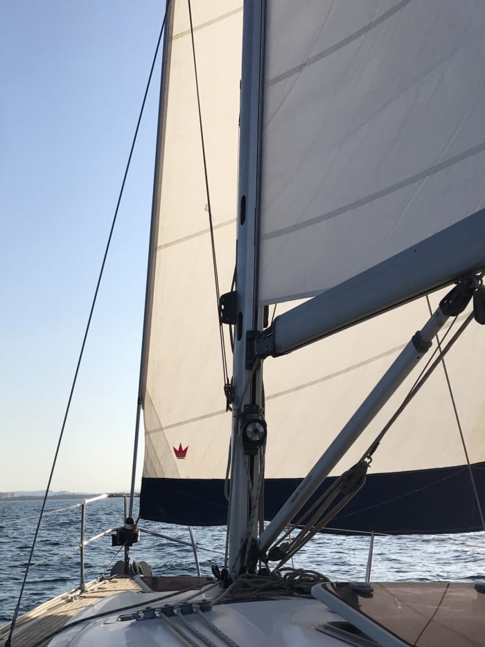 Pon rumbo a la alegría: Un día completo de navegación auténtica en Torrevieja a bordo de un velero.