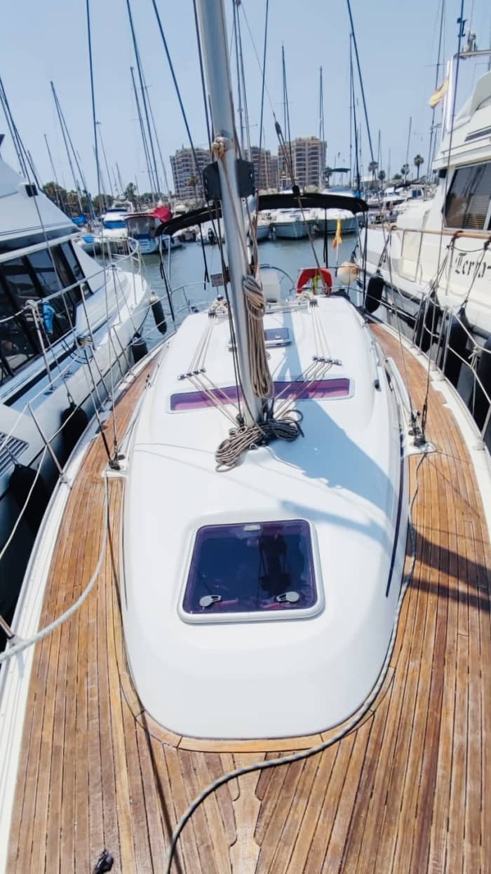 Pon rumbo a la alegría: Un día completo de navegación auténtica en Torrevieja a bordo de un velero.
