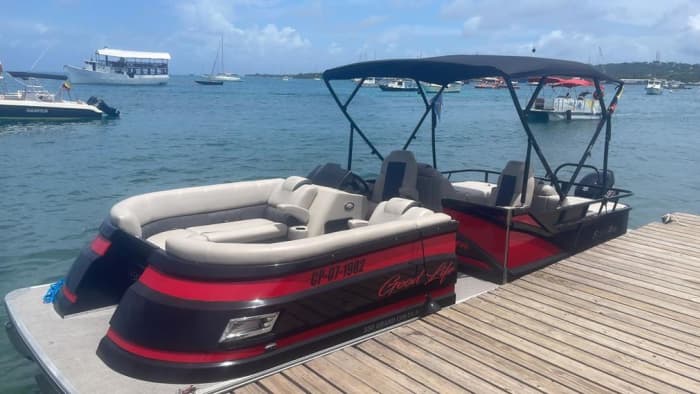 Een dagtocht rond San Andrés: Geniet van 7 uur ontdekkingstocht op een motorboot.