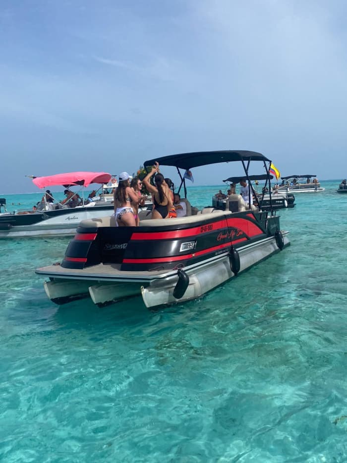 Een dagtocht rond San Andrés: Geniet van 7 uur ontdekkingstocht op een motorboot.