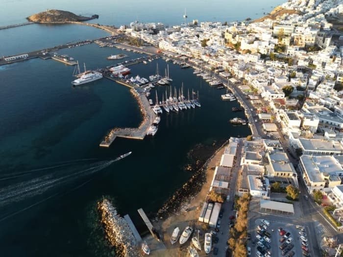 Aventure d'une journée complète en voilier vers Paros et Mikri Vigla