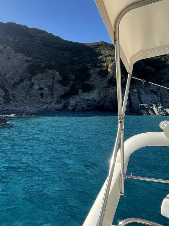 Descubra Villasimius en una excursión de un día completo en lancha motora.