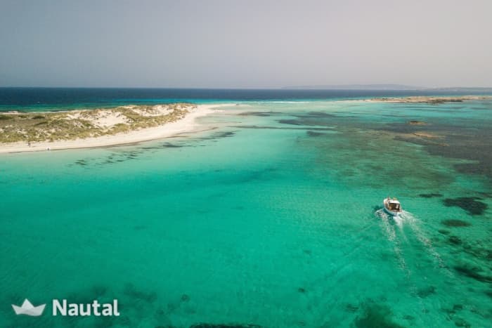 A day in Ibiza: enjoy 8 hours of discovery on a motorboat