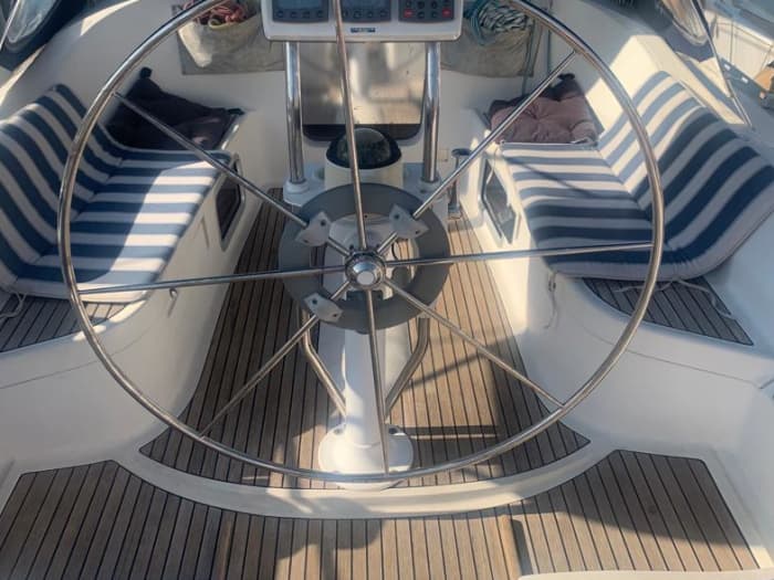 Genießen Sie einen Tag auf See in Pescara auf einem Segelboot