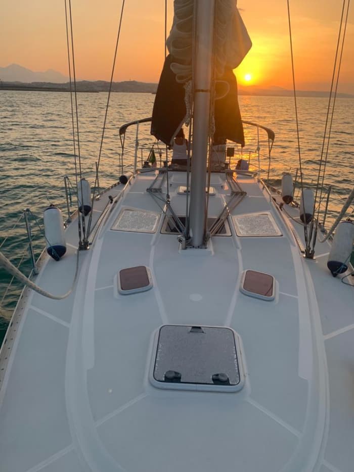 Genießen Sie einen Tag auf See in Pescara auf einem Segelboot