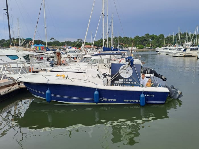 Votre journée à Capbreton : louez un bateau à moteur pour 9 h de découverte.