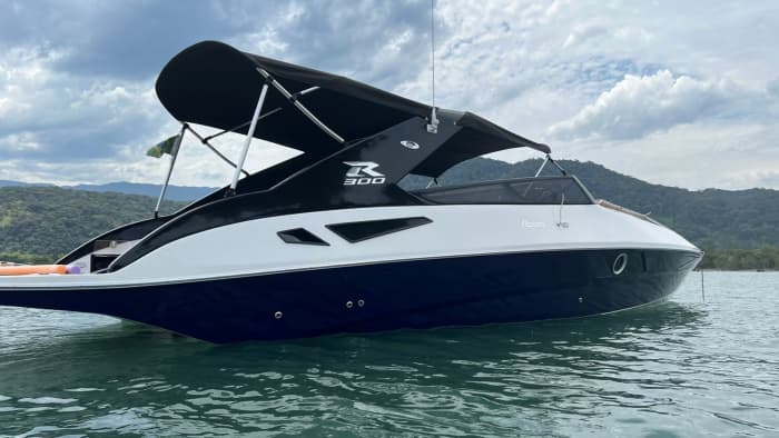Découvrez Ubatuba lors d'une excursion d'une journée en bateau à moteur.