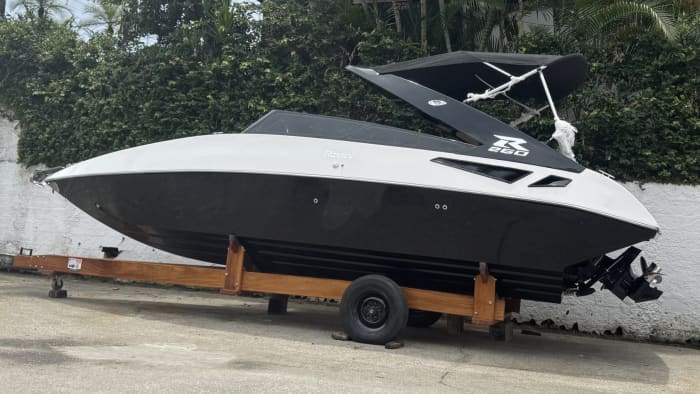 Découvrez Ubatuba lors d'une excursion d'une journée en bateau à moteur.