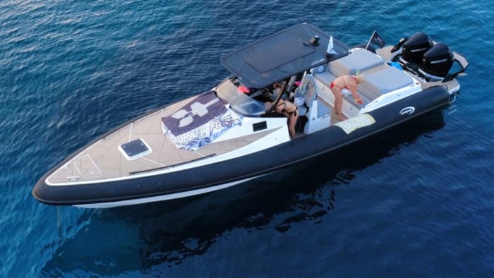 Entfliehen Sie dem Alltag und besuchen Sie Kea: 4 Stunden Entspannung auf einem Motorboot. Wir bringen Sie sicher zu jeder gewünschten Insel der Kykladen und des Saronischen Golfs. Mit eigenem Kapitän und Hostess für Ihren besten Service.