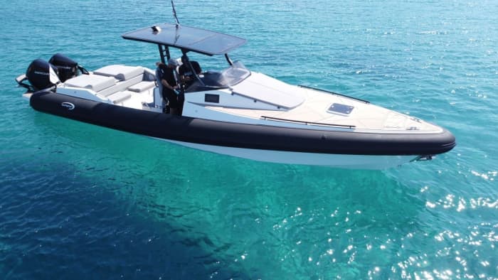 Entfliehen Sie dem Alltag und besuchen Sie Kea: 4 Stunden Entspannung auf einem Motorboot. Wir bringen Sie sicher zu jeder gewünschten Insel der Kykladen und des Saronischen Golfs. Mit eigenem Kapitän und Hostess für Ihren besten Service.
