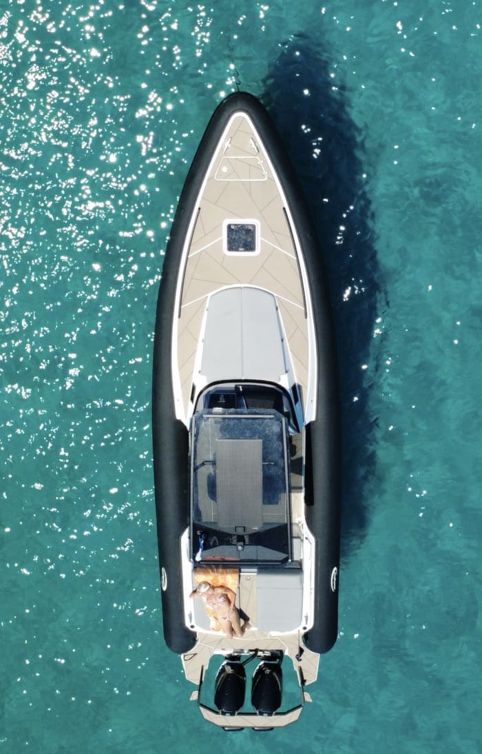 Entfliehen Sie dem Alltag und besuchen Sie Kea: 4 Stunden Entspannung auf einem Motorboot. Wir bringen Sie sicher zu jeder gewünschten Insel der Kykladen und des Saronischen Golfs. Mit eigenem Kapitän und Hostess für Ihren besten Service.
