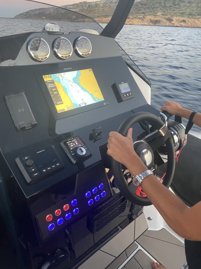 Entfliehen Sie dem Alltag und besuchen Sie Kea: 4 Stunden Entspannung auf einem Motorboot. Wir bringen Sie sicher zu jeder gewünschten Insel der Kykladen und des Saronischen Golfs. Mit eigenem Kapitän und Hostess für Ihren besten Service.