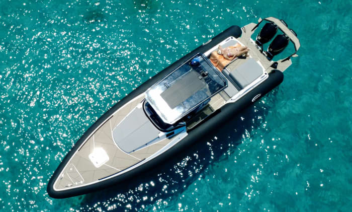 Entfliehen Sie dem Alltag und besuchen Sie Kea: 4 Stunden Entspannung auf einem Motorboot. Wir bringen Sie sicher zu jeder gewünschten Insel der Kykladen und des Saronischen Golfs. Mit eigenem Kapitän und Hostess für Ihren besten Service.