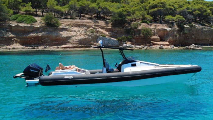 Entfliehen Sie dem Alltag und besuchen Sie Kea: 4 Stunden Entspannung auf einem Motorboot. Wir bringen Sie sicher zu jeder gewünschten Insel der Kykladen und des Saronischen Golfs. Mit eigenem Kapitän und Hostess für Ihren besten Service.