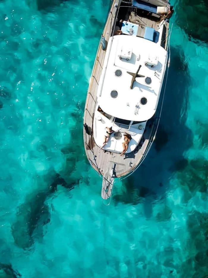 Ontdek Ibiza tijdens een dagtocht op een motorboot.