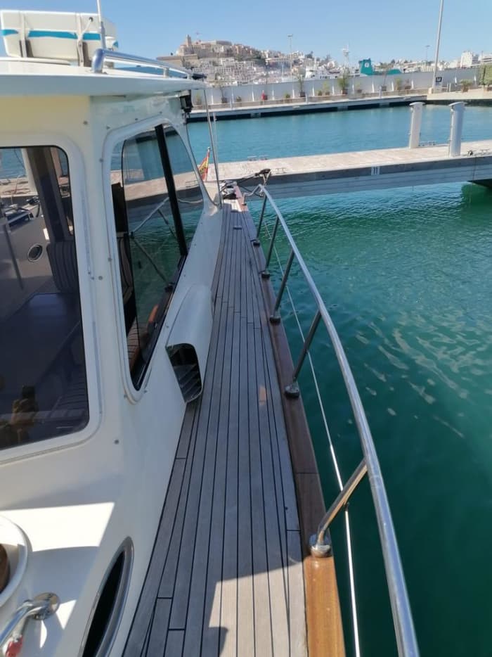 Ontdek Ibiza tijdens een dagtocht op een motorboot.