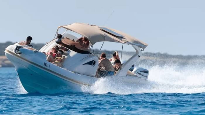 Begin uw vakantie met 2,5 uur plezier op een motorboot.