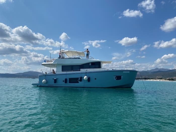 Une croisière sur mesure à San Teodoro : une journée magique à bord d'un yacht à moteur