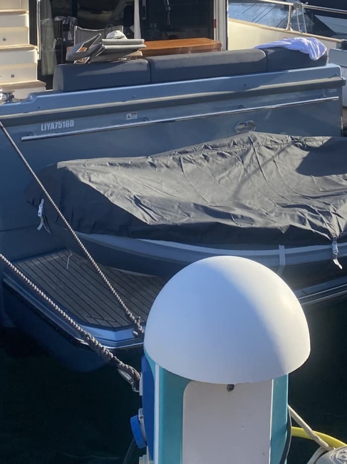 Une croisière sur mesure à San Teodoro : une journée magique à bord d'un yacht à moteur