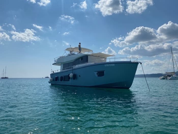 Une croisière sur mesure à San Teodoro : une journée magique à bord d'un yacht à moteur