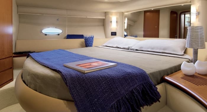 Blanc, bleu et divin : une journée complète sur un yacht à moteur
