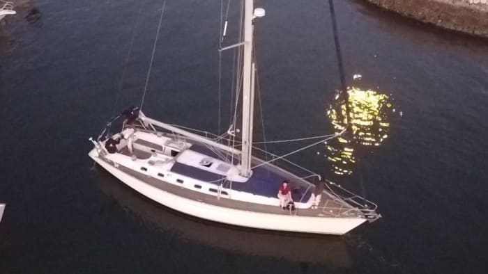 Erkunden Sie Lissabon und genießen Sie einen ganzen Tag Segeln auf einem Segelboot.