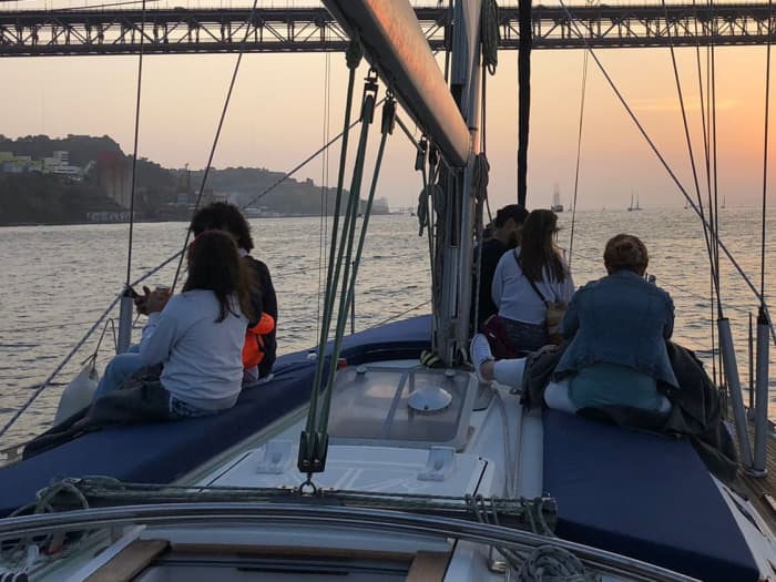 Erkunden Sie Lissabon und genießen Sie einen ganzen Tag Segeln auf einem Segelboot.