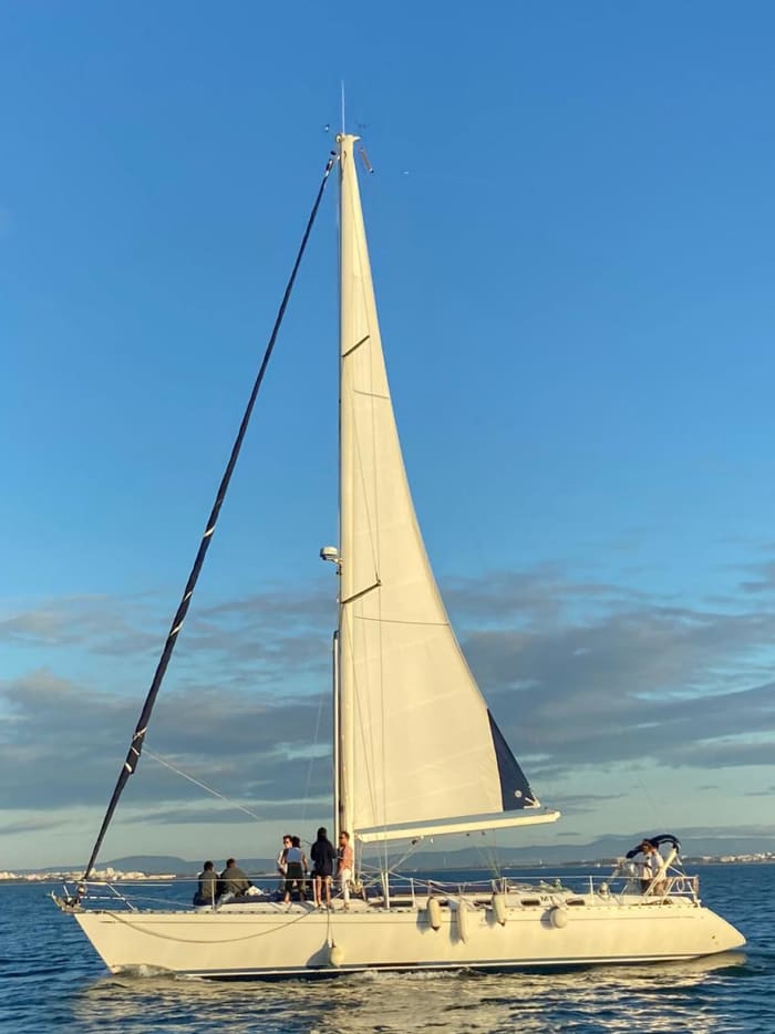 Erkunden Sie Lissabon und genießen Sie einen ganzen Tag Segeln auf einem Segelboot.