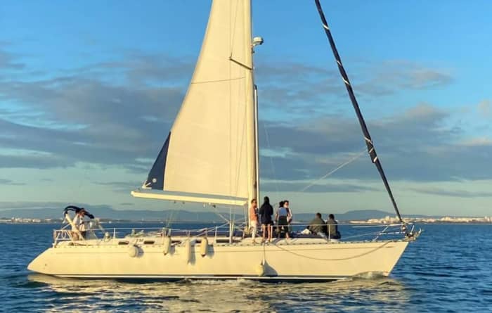 Erkunden Sie Lissabon und genießen Sie einen ganzen Tag Segeln auf einem Segelboot.