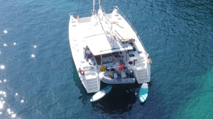 Ganztägiger Segeltörn in Alghero auf einem Katamaran