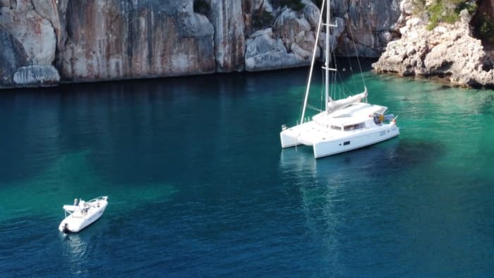 Ganztägiger Segeltörn in Alghero auf einem Katamaran