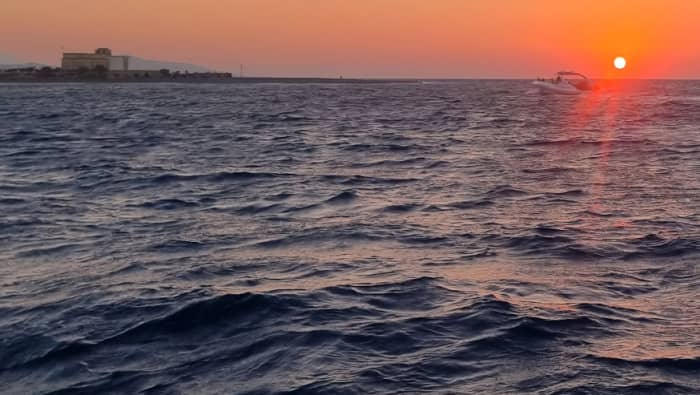 Ontsnapping tijdens het gouden uur: 2 uur durende zonsondergangcruise