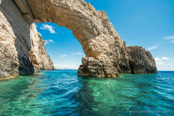 Half-day cruise in the south: Adventure on Turtle Island and in the Keri caves